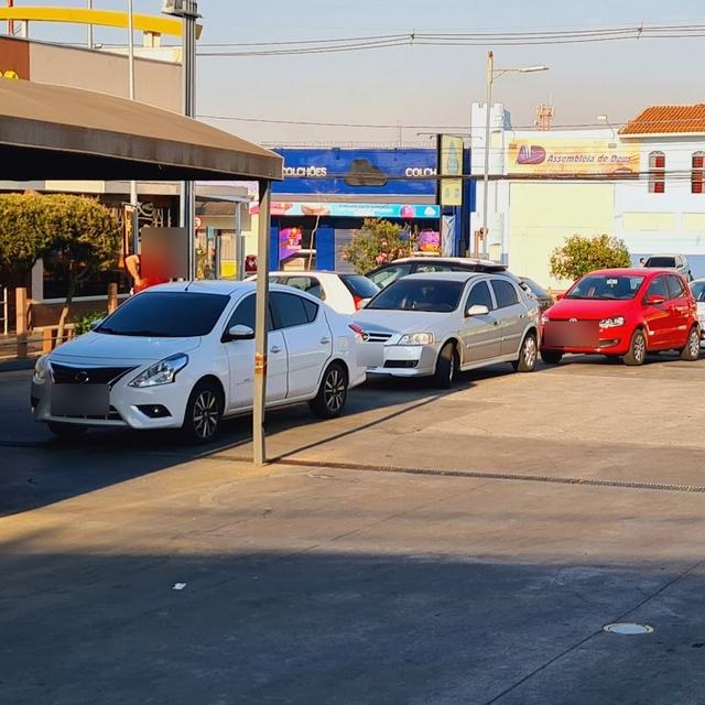 Pátio do lava-rápido com carros aguardando