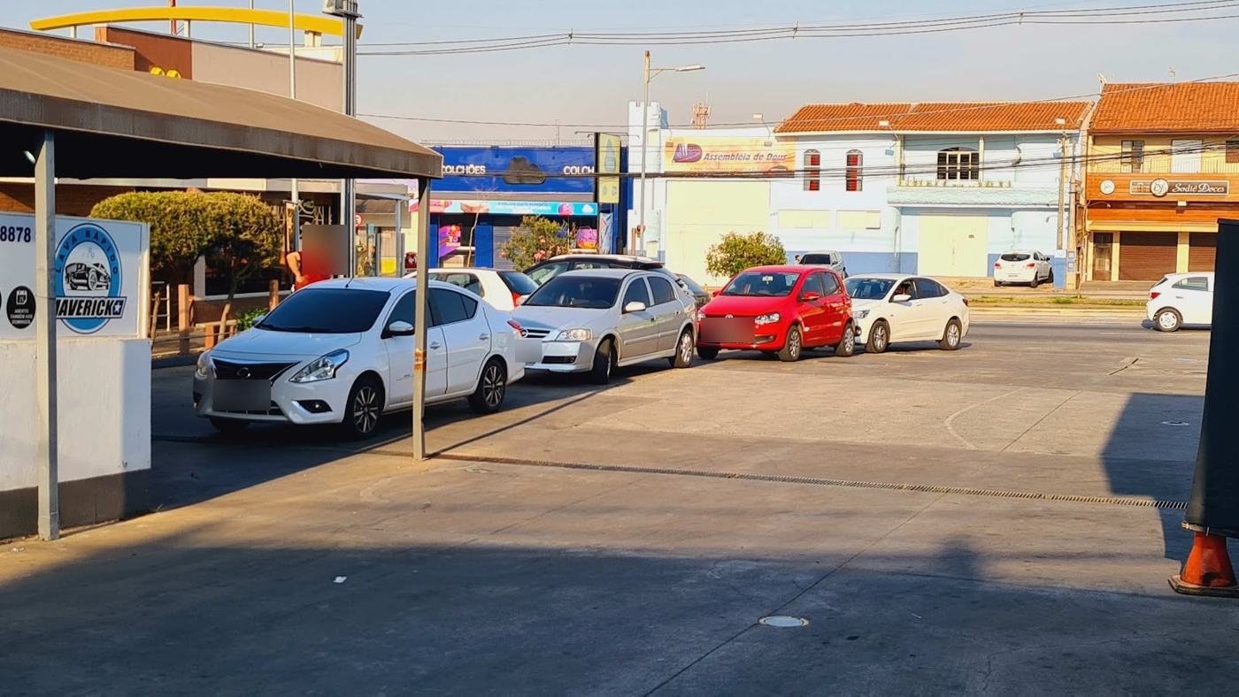 Pátio do Lava Rápido Maverick com placa e carros aguardando