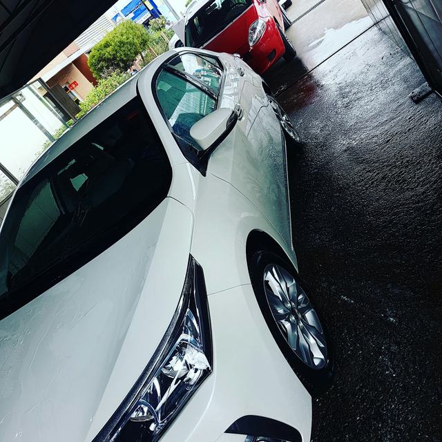 Sedan branco recém-lavado na área coberta