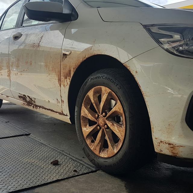Chevrolet Onix chegando coberto de barro, antes da lavagem