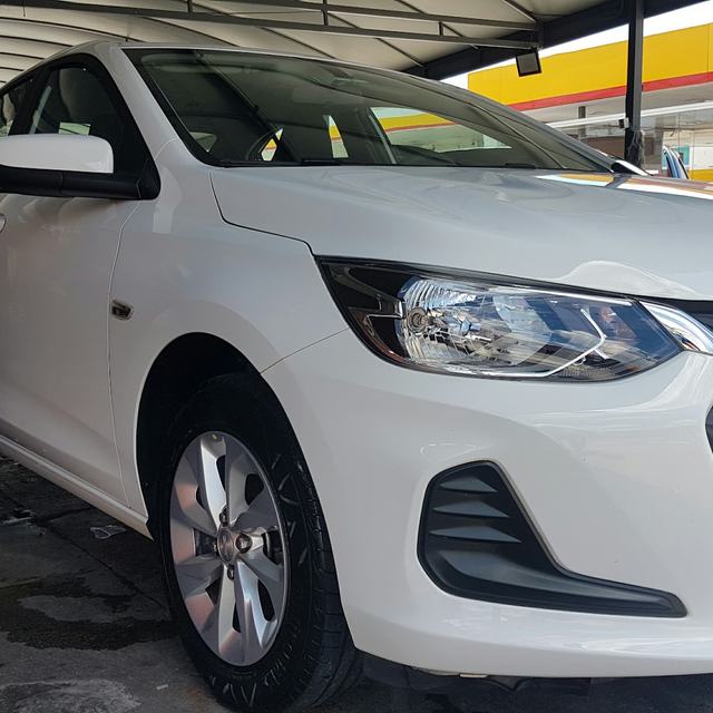 O mesmo Onix branco limpo depois da lavagem