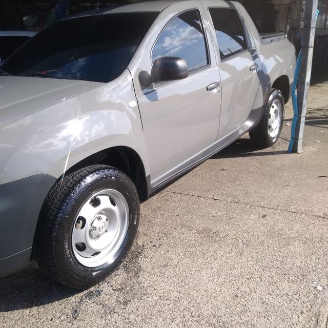 Picape cinza lavada, com pneus limpos
