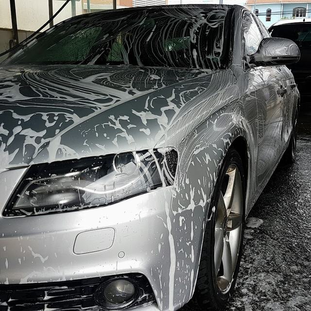 Audi prata coberto de espuma na área de lavagem