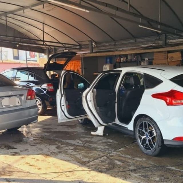 Carros na área coberta durante a limpeza interna